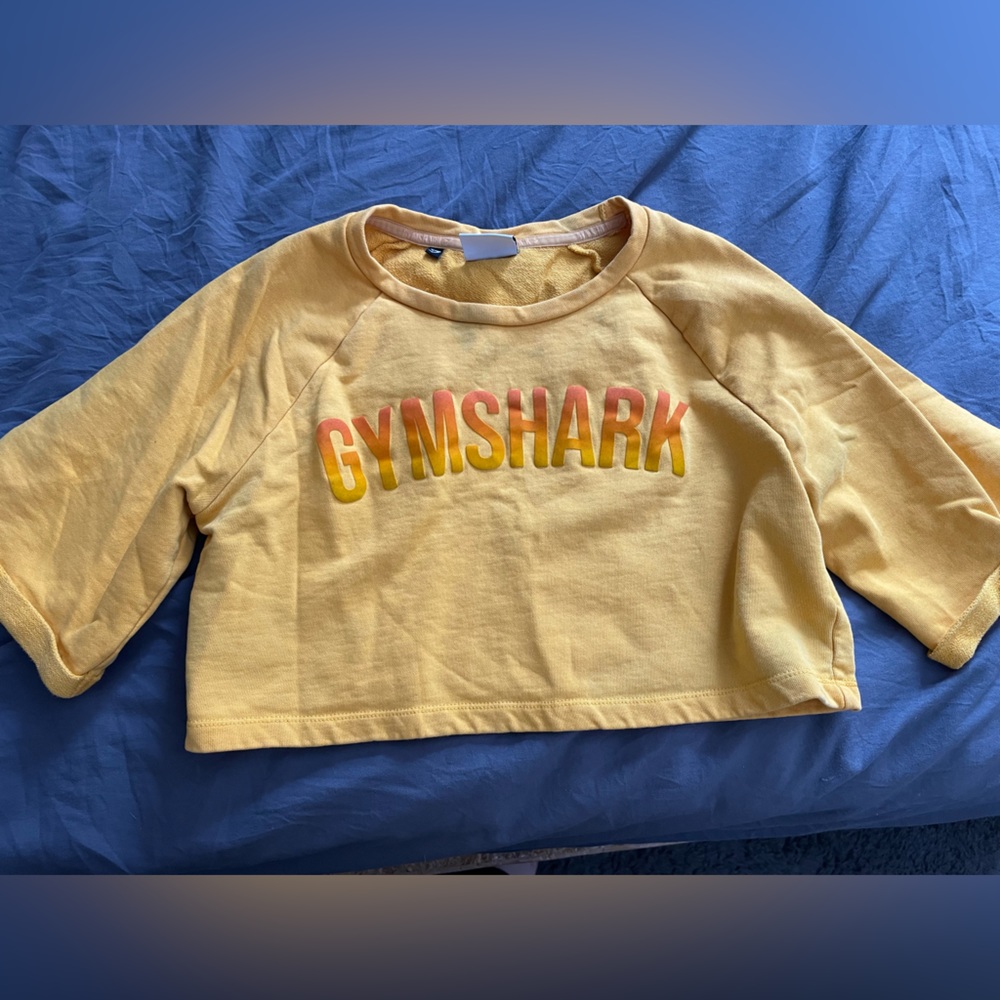 Cropped gymshark t-shirt